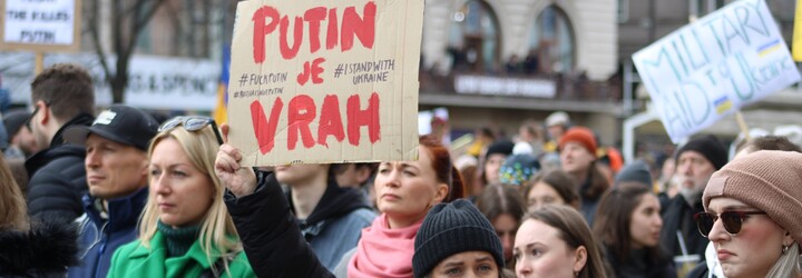 Václavské náměstí zaplnily desítky tisíc lidí, přišly podpořit Ukrajinu