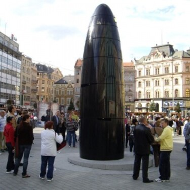 Na náměstí kterého města stojí tato černá kamenná plastika?