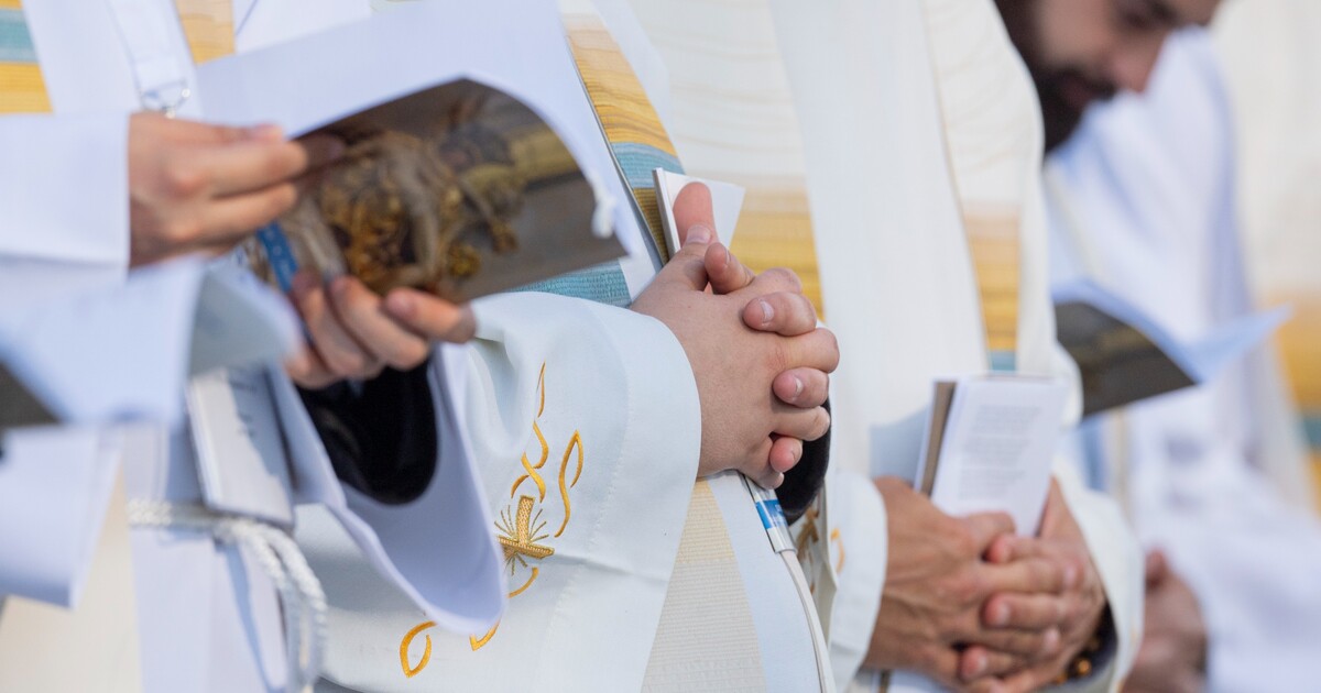 Polského kněze obvinili z vraždy. Ohořelé tělo jeho oběti našel cyklista
