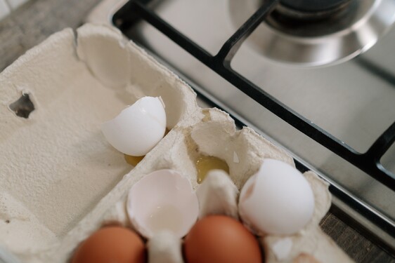 Do akej nádoby by si vyhodil papierový obal z vajíčok?