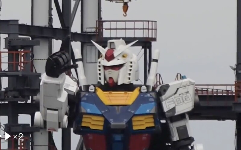 VIDEO: 18-metrový robot z Japonska už hýbe rukami, kolená ohýba ako atlét. 25 ton železa hravo vykonáva ľudské pohyby.