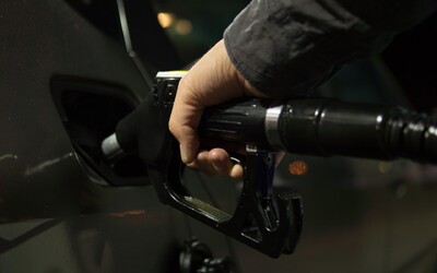 Benzin v Německu může zdražit až o 18 korun. V Česku to zatím nehrozí.