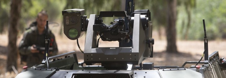 V Izraeli predstavili robot s dvomi samopalmi. Dokáže strieľať, zachraňovať zranených vojakov či vystopovať špiónov