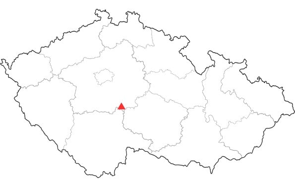 Nachází se ve&nbsp;Středočeském kraji&nbsp;v&nbsp;okresu Benešov&nbsp;asi deset kilometrů jižně od města&nbsp;Vlašim. Jak se hora jmenuje?