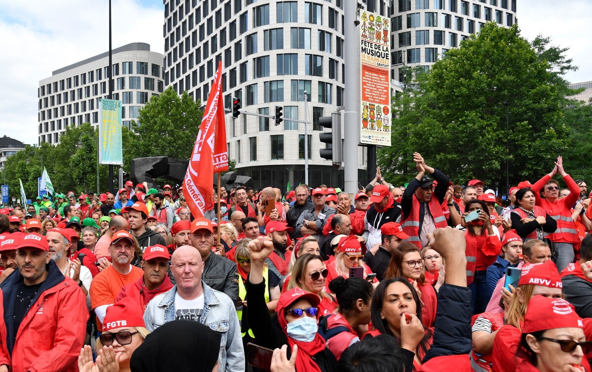 Odborári protestujú proti prudko rastúcim životným nákladom počas generálneho štrajku v Bruseli v pondelok 20. júna 2022.