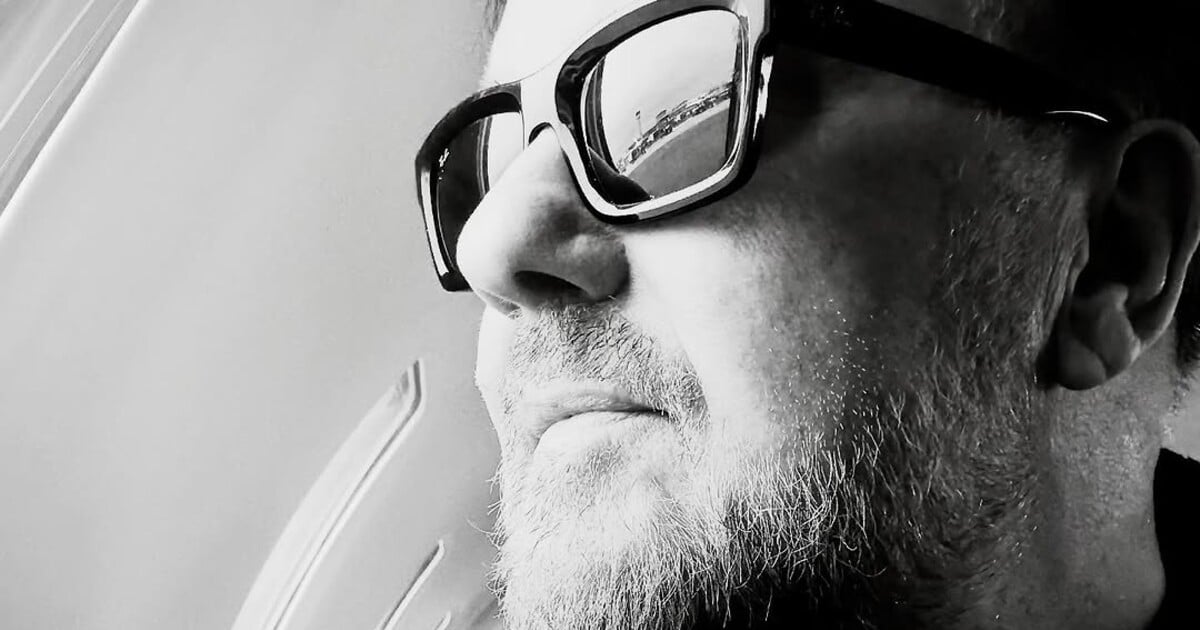 „Off to Prague, looking really cool.“ Ricky Gervais sdílel fotku z cesty do Prahy