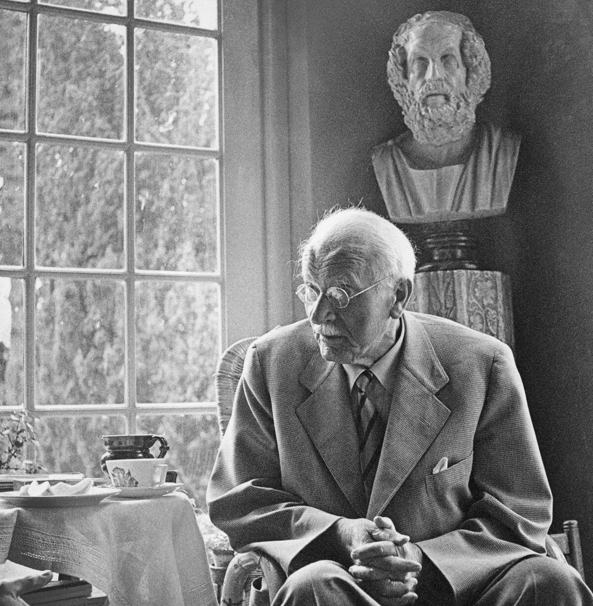 S typológiou osobností (introvert, extrovert) prvýkrát prišiel psychoterapeut a lekár Carol Gustav Jung.