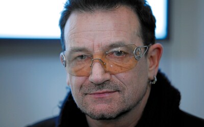 Bono naložil vlastnej kapele U2. Nepáči sa mu jej názov a pri mnohých piesňach sa cíti trápne.