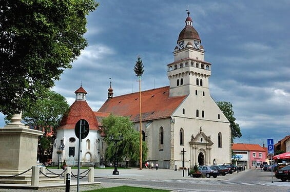 V ktorom meste majú na námestí tento kostol?