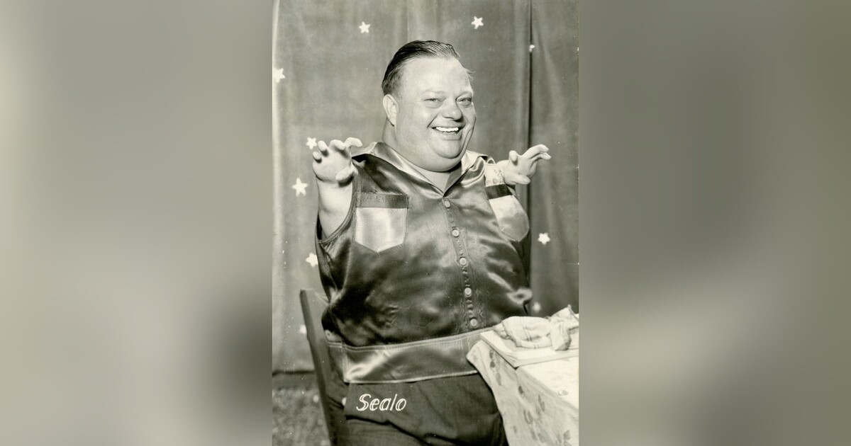 Stanislaus Berent se narodil se vzácnou vrozenou vadou. Jeho ruce byly zakrnělé, říkali mu tulení muž