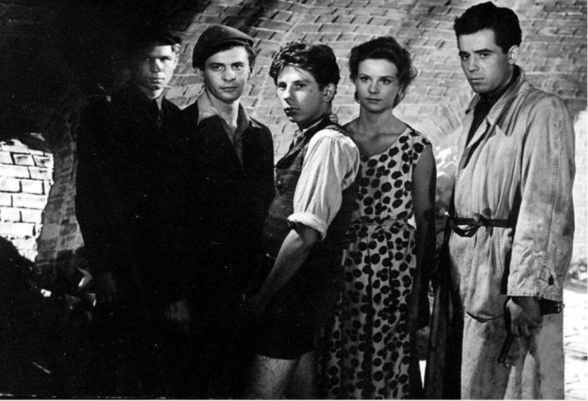 Roman Polanski (třetí zleva) ve filmu Pokolenie z roku 1954.