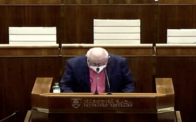 VIDEO: Čiarka, bodka, úvodzovka, zátvorka. Poslanec OĽaNO zabáva Slovákov, v parlamente čítal z papiera aj interpunkčné znamienka.