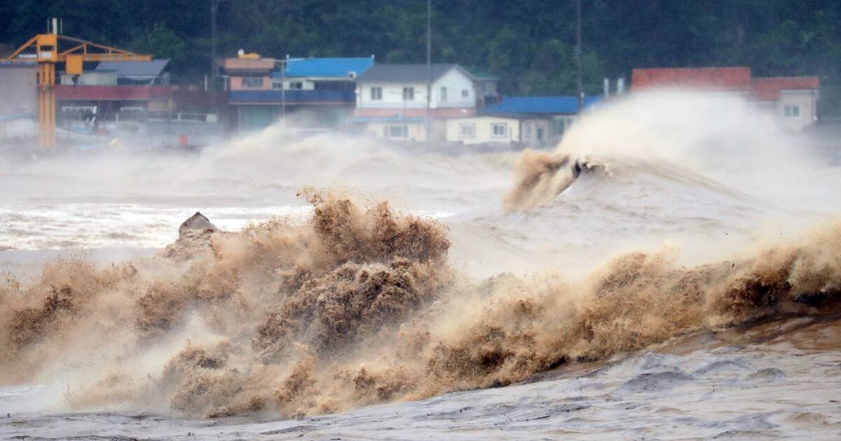 Na Filipíny a Čínu se žene supertajfun. Ruší se lety a evakuují se tisíce obyvatel