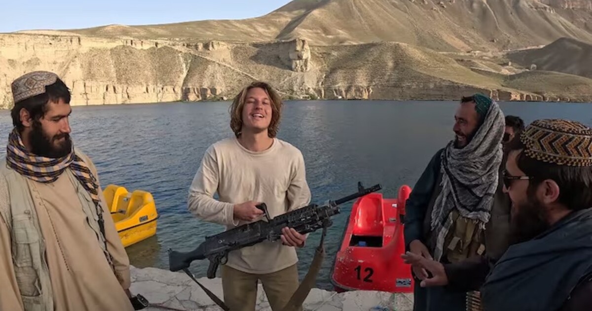 Youtuber, který vezl kolu izolovanému kmeni domorodců, má na krku další kontroverze. Dříve se fotil s Tálibánem