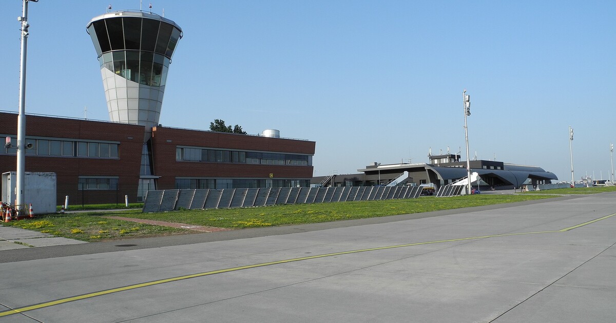 AKTUÁLNĚ: Letištní halu v Brně zachvátily plameny. Zásah komplikuje počasí