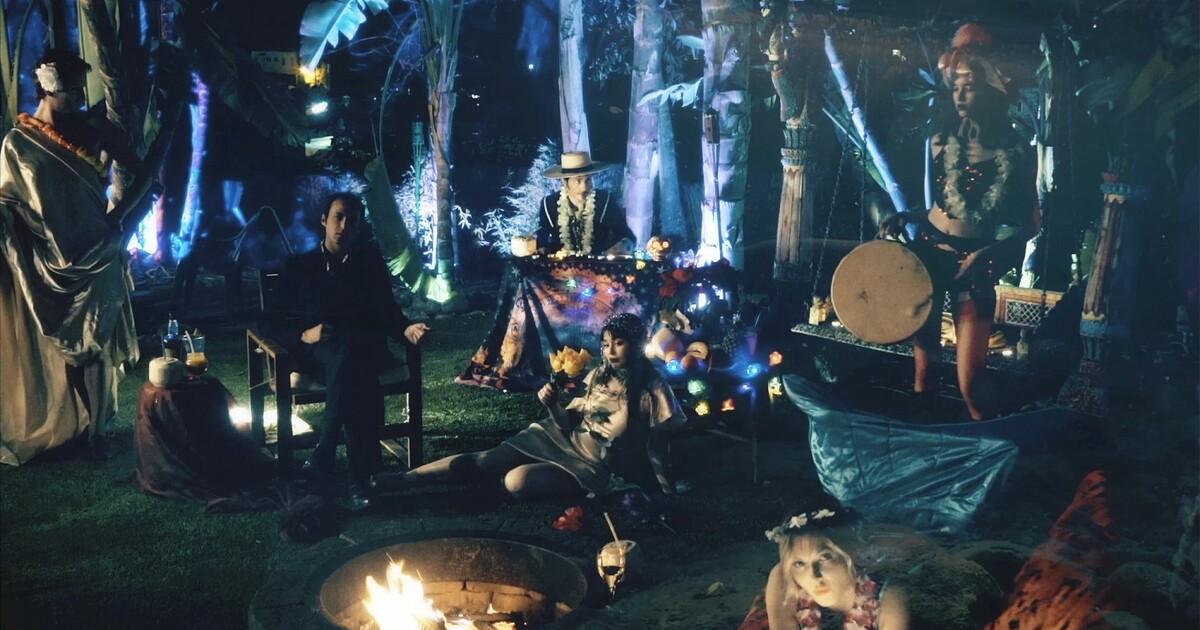 Nejedeš na fesťák? Udělej si ho klidně doma, tahle top alba tě přenesou do minulosti i na Havaj