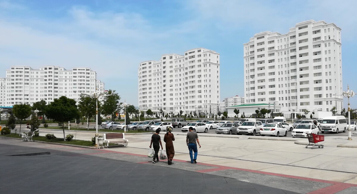 V hlavnom meste Ašchabad je nariadenie vlastniť len biele autá. 
