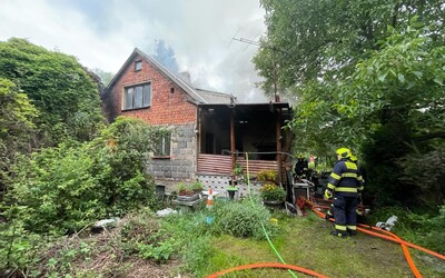 Hasiči v Praze zasahovali při požáru v Dubči. Uvnitř našli ohořelé lidské torzo.
