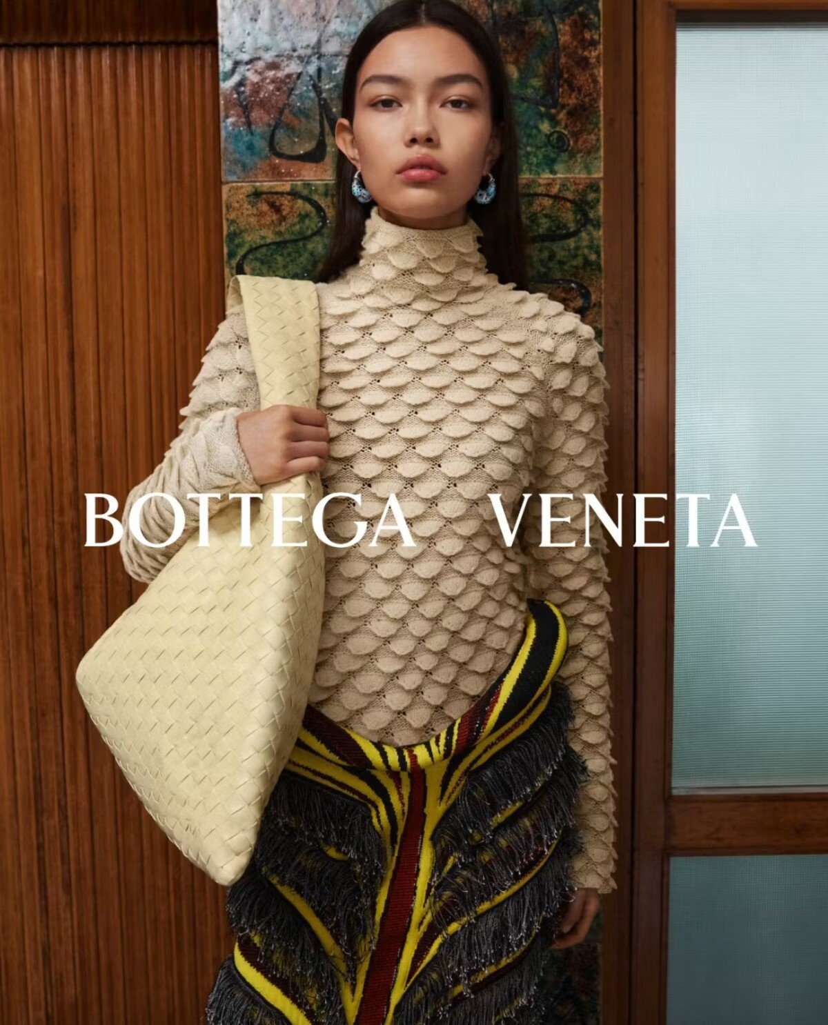 Bottega Veneta stavia na tradičnom rukopise aj experimente. Jej novinku, ktorá je inšpirovaná začiatkom milénia, budeš milovať.