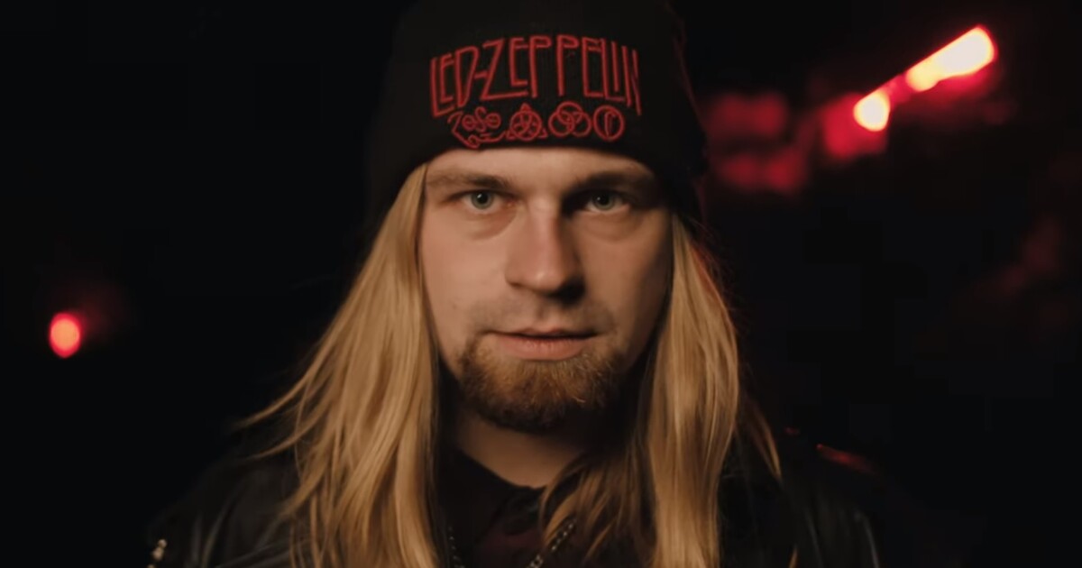 Redzed potřebuje odvykačku. V novém videu se ptá otce, jestli na něj ...