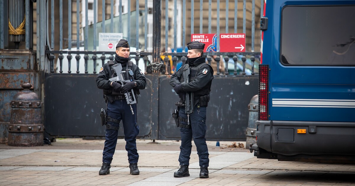 Střelba ve Francii: Muž zastřelil nejméně pět osob z okna jedoucího auta