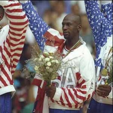 Najslávnejší americký a svetový basketbalista všetkých čias. Jeho meno dodnes nesie jedna z divízií športového oblečenia Nike. Legendárna "23":