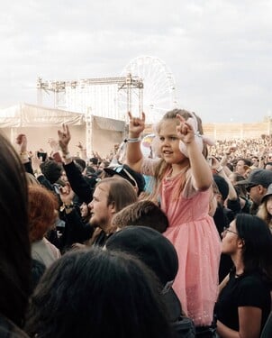 Takhle cool jsme jako děti nebyli. Poznáš, kde tahle mladá princezna paří?