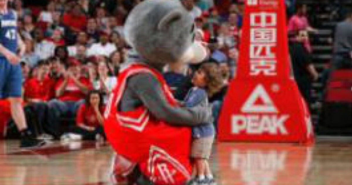 Maskot Timu Houston Rockets Napadol Fanusika La Lakers Tortou Refresher Sk