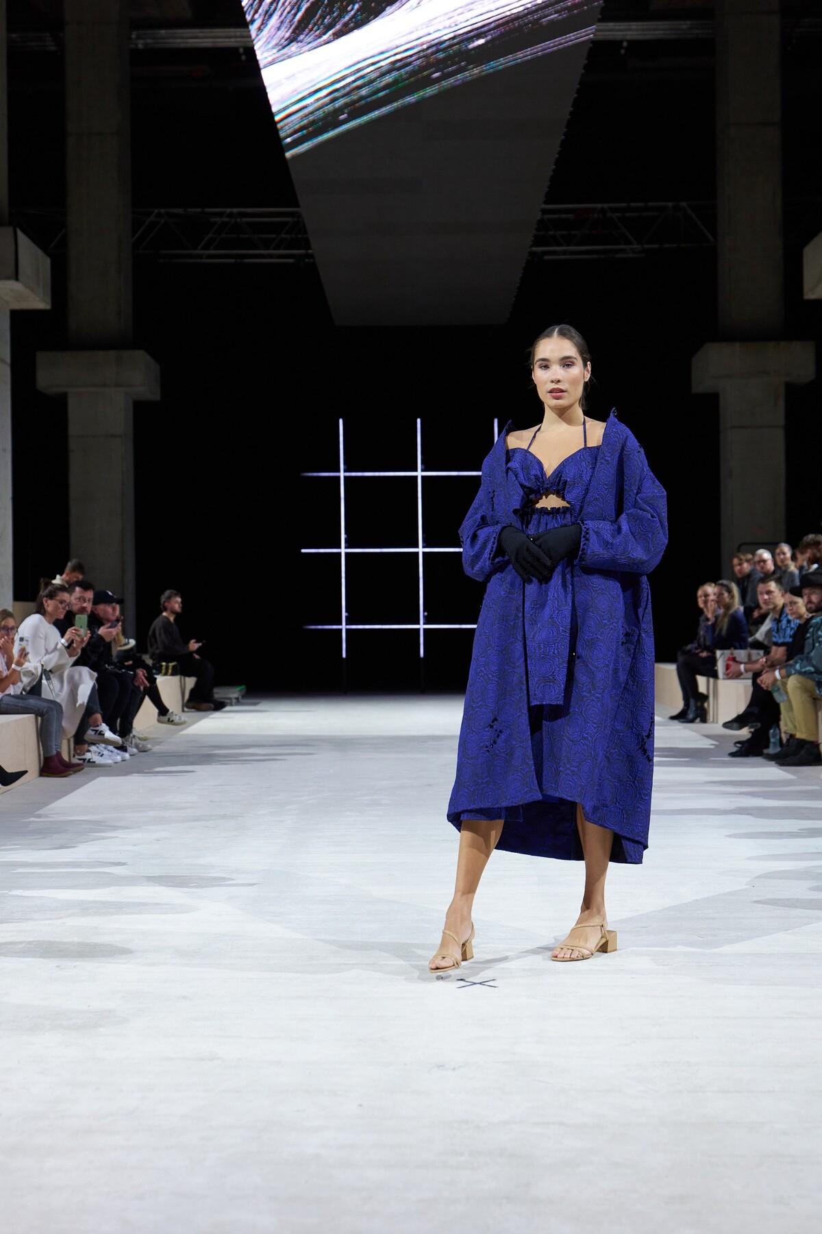 Zuzana Ľos-Božiková na Fashion Live! 2022 predstavila kolekciu, v ktorej sa spájala elegancia a výstrednosť. Zobrazuje tak silu charizmatickej ženy.
