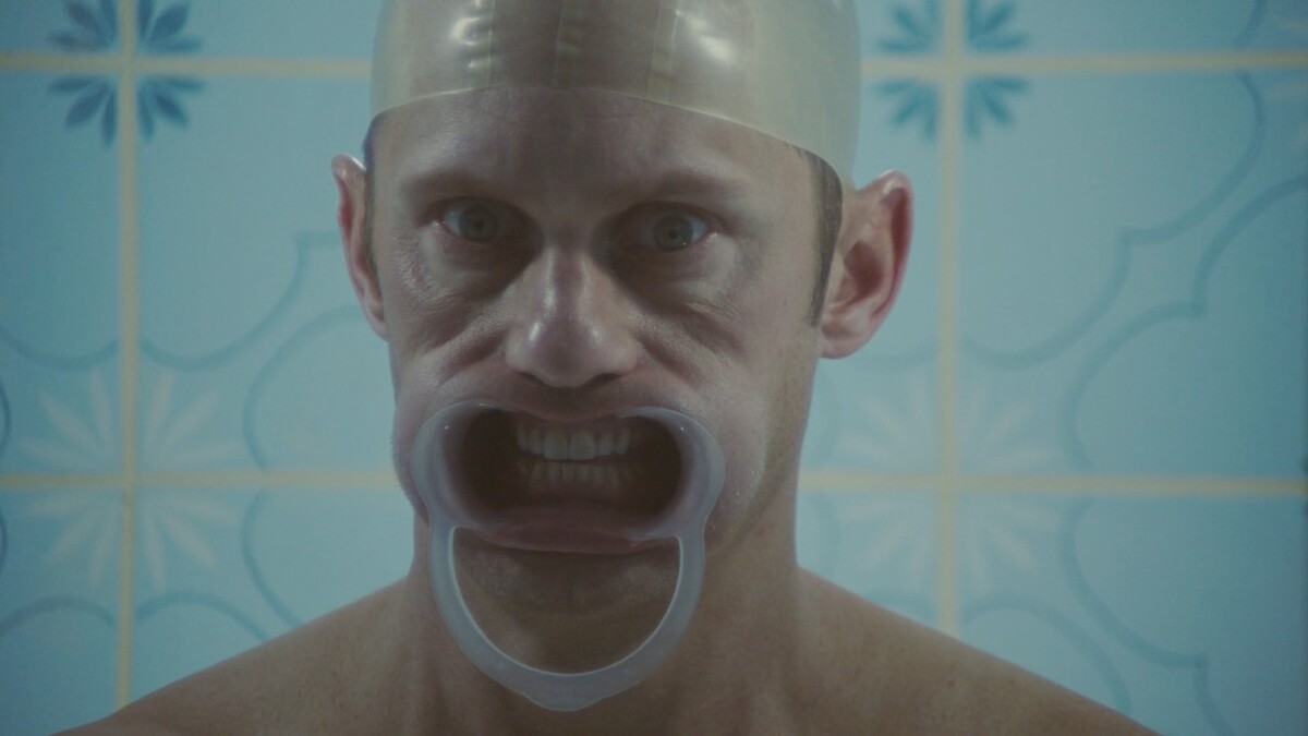 Alexander Skarsgård vo filme Infinity Pool.