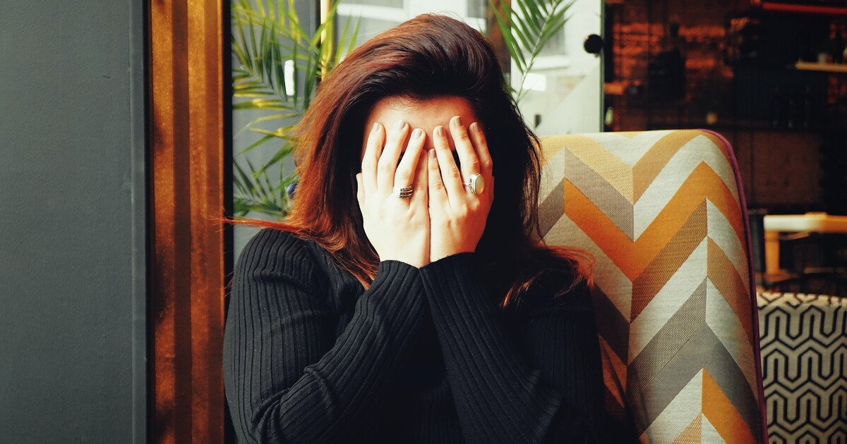 „Hlas mého otce vycházel z cizího obličeje.“ Vědci varují, že po covidu mohou mít lidé problém s rozpoznáváním tváří