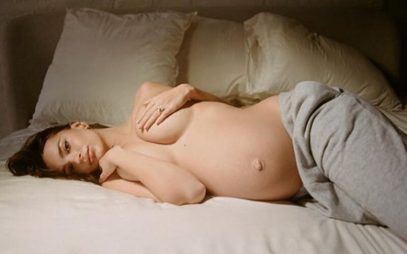 Emily Ratajkowski ohúrila ďalšími nahými fotkami: Svoje bruško vystavuje na obdiv a pripomína, že ženy sú sexi aj v tehotenstve.