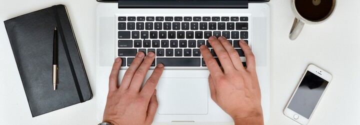 Nový MacBook Pro prinesie veľké zmeny. Apple mu vraj dá krajší dizajn, ovládací OLED panel a Touch ID