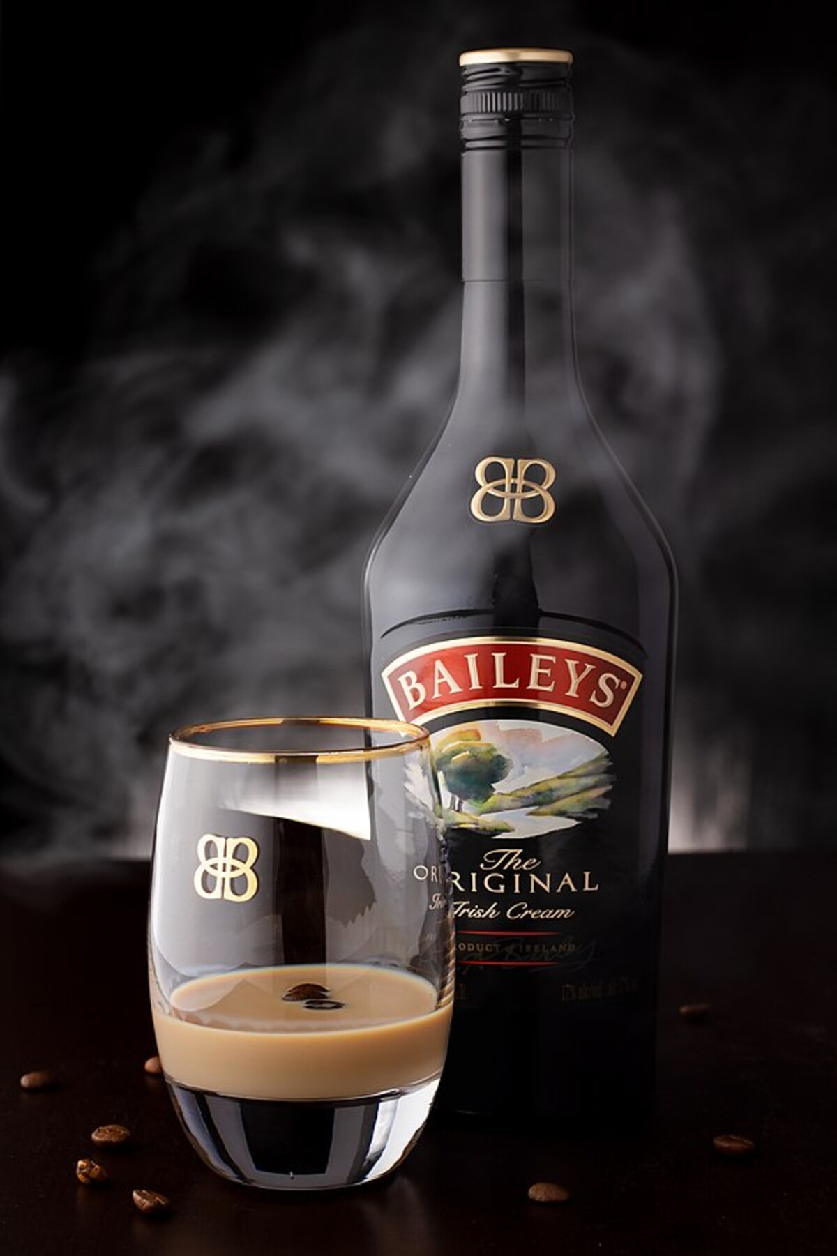 5. místo: Baileys (Irsko) – Vyhlášený krémový likér se vyrábí kombinací neutrálního alkoholu, třikrát destilované irské whisky a smetany, kterou dodávají malé místní irské rodinné farmy. Základ likéru je navíc obohacen o vanilku, kakao a karamel. Nápoj byl vynalezen v Dublinu v 70. letech 20. století a dodnes zůstává výhradně irským výrobkem a jednou z nejvýznamnějších irských značek.