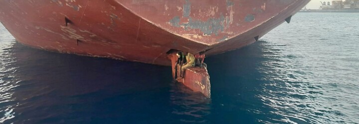 Muži přežili jedenáct dní na směrovém kormidle ropného tankeru