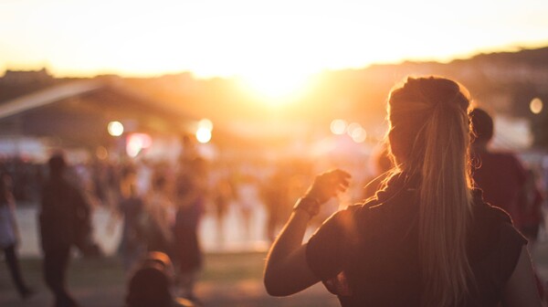 Festivalový deň sa blíži ku koncu. Ktorá z nasledujúcich piesní je podľa teba „najlepšia záverečná bodka“? 