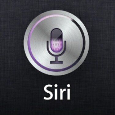 Ktorým hlasovým príkazom aktivujete hlasového asistenta Siri?