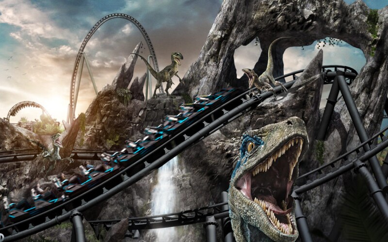 Zaži voľný pád pri snahe ujsť smrtiacim beštiám: V zábavnom parku Jurassic Park v lete 2021 otvoria novú horskú dráhu.