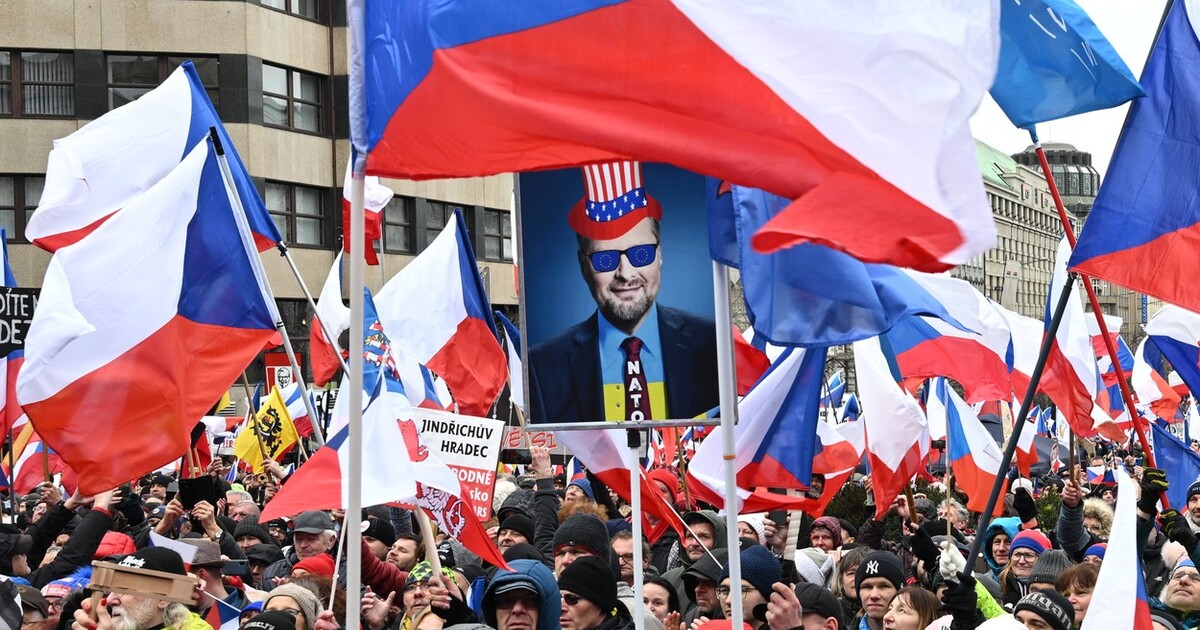 „Česko proti bídě.“ Tisíce lidí v Praze demonstrují proti vládě, chtějí demisi