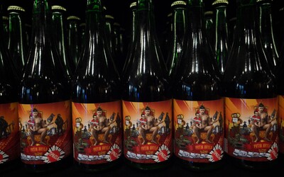 Ukrajinský pivovar Pravda začal vyrábět Molotovovy koktejly. Na jejich etiketě je nahý Putin a nápis „Putin je s*áč“.