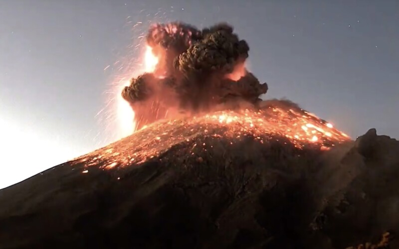 Video zachytáva explóziu sopky Popocatepetl, dym siaha do výšky troch kilometrov.