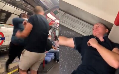 Vykřikoval rasistické urážky, tak ho jeden z cestujících v metru vypnul. Provokující chlapík padl na zem jako podťatý.
