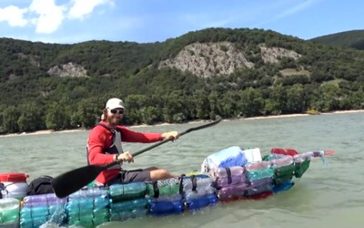 Slovák splavil Dunaj na PET fľašiach, bojuje tak proti plastovému odpadu
