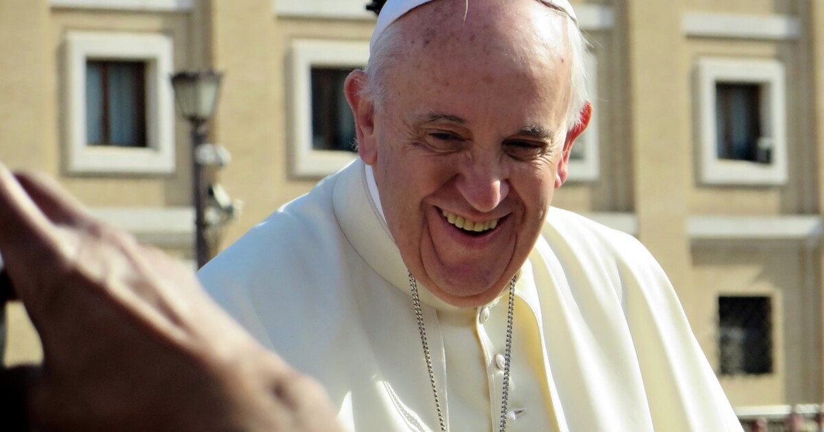 Papež František se po měsíci vrátí na veřejnost. Věřícím požehná z okna svého nemocničního pokoje