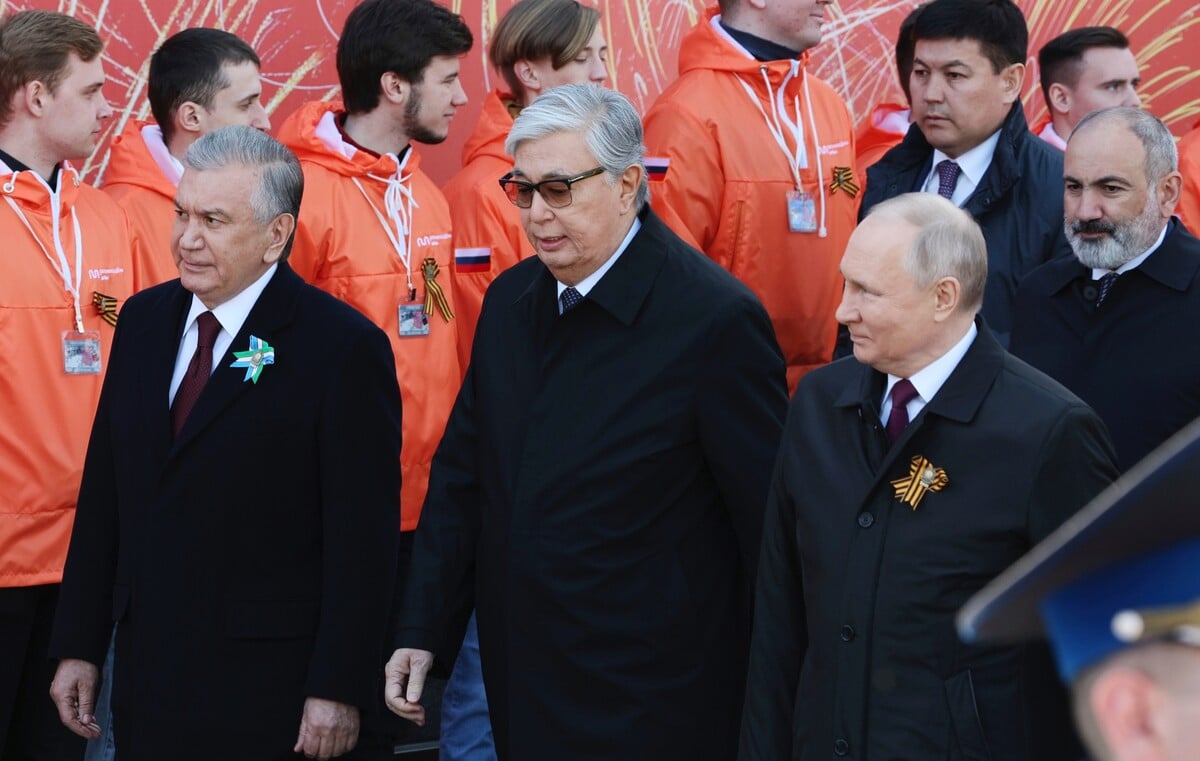 Na vojenskou přehlídku přijeli také kazašský prezident Kasym-Zomart Tokajev a uzbecký prezident Šavkat Mirzijojev.