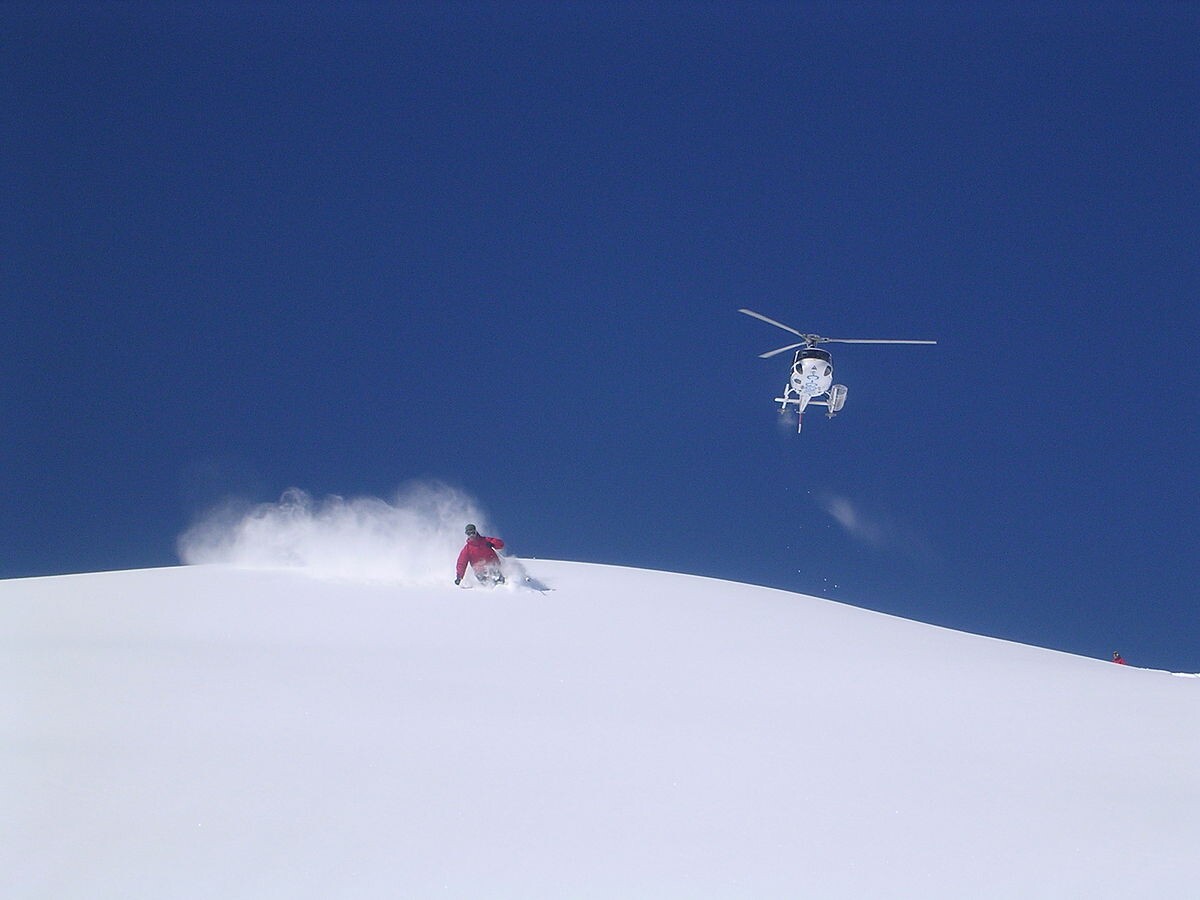V Gruzínsku si môžeš vyskúšať heliskiing. Je to lyžovanie alebo snowboardovanie, pri ktorom ťa na vrchol kopca vezme vrtuľník namiesto lyžiarskeho vleku. 
