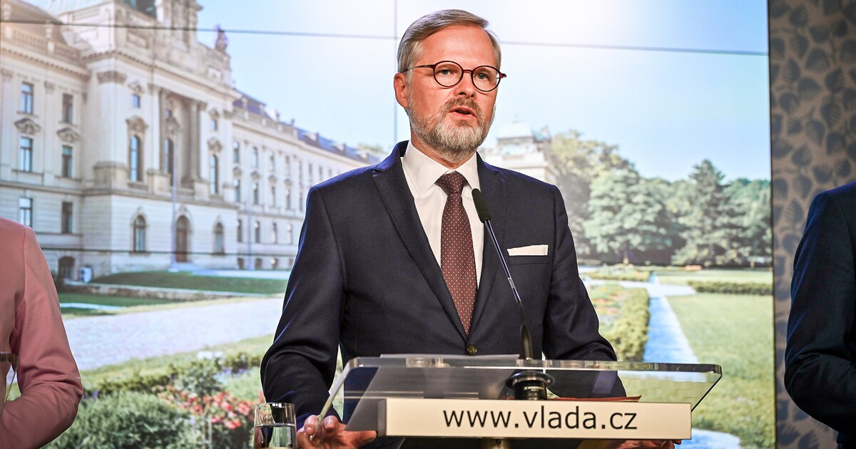 Dražší alkohol a tabák, levnější léky. Vláda právě představuje, jak chce výrazně ušetřit. Co zatím Petr Fiala představil?