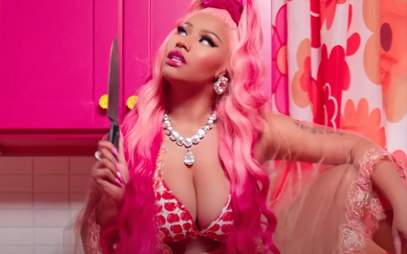 Nicki Minaj sa v najnovšom ružovom videoklipe oháňa kuchynským nožom. Sama sa nazýva šialenou.