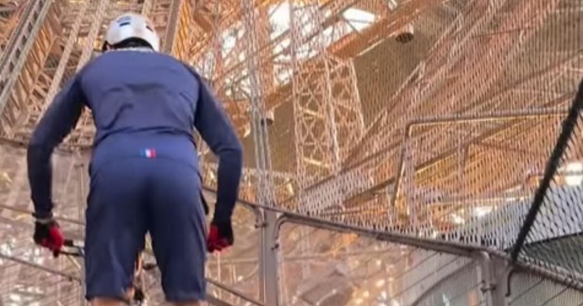 Francouzský tiktoker přepsal dějiny. Na svém kole vyjel 686 schodů Eiffelovy věže a překonal dosavadní rekord