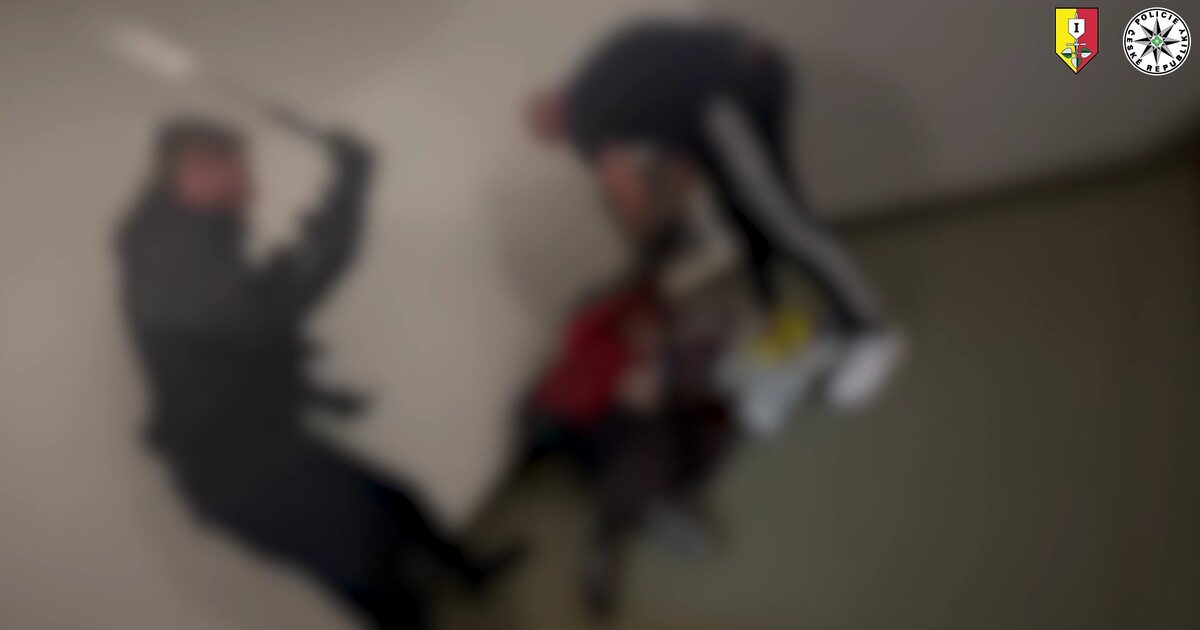 Sekuriťáci v Praze brutálně týrali bezdomovce, vše si natáčeli na mobil. Jednomu chtěli vymlátit zuby obuškem